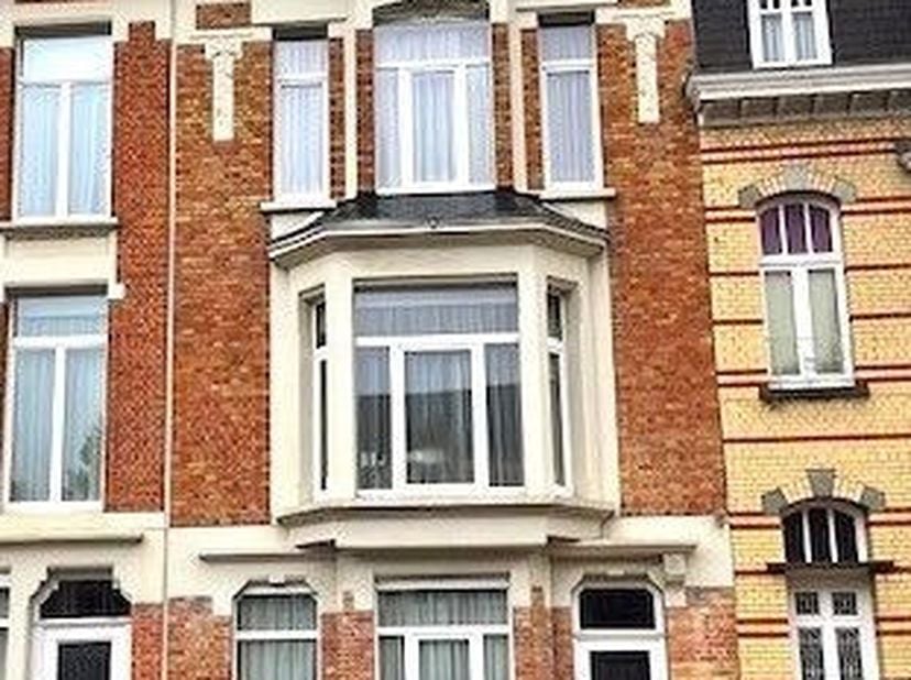 Ruime woning met alle luxe en comfort te Doornik, omvattende o.a. op het GELIJKVLOERS: Inkomhal met vestiaire Gastentoilet Voorplaats doet dienst als
